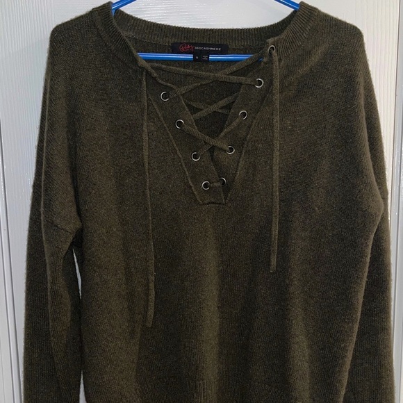 360 Cashmere x Rocky Barnes Women's V-Neck Lace-Up Sweater in Dark Olive - Picture 1 of 4